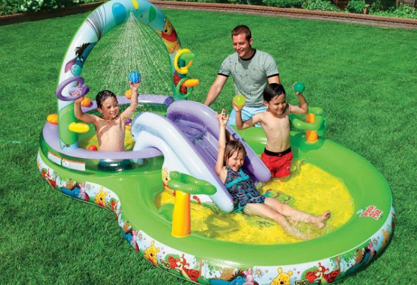 một chiếc bể bơi trong nhà sẽ là một món quà tặng tuyệt vời để bé vừa có thể thoải mái vui chơi lại đảm bảo an toàn.