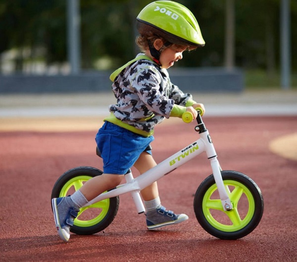 Xe đạp là một môn thể thao giúp trẻ tăng cường vận động giúp cơ thể khỏe mạnh và đôi chân chắc khỏe